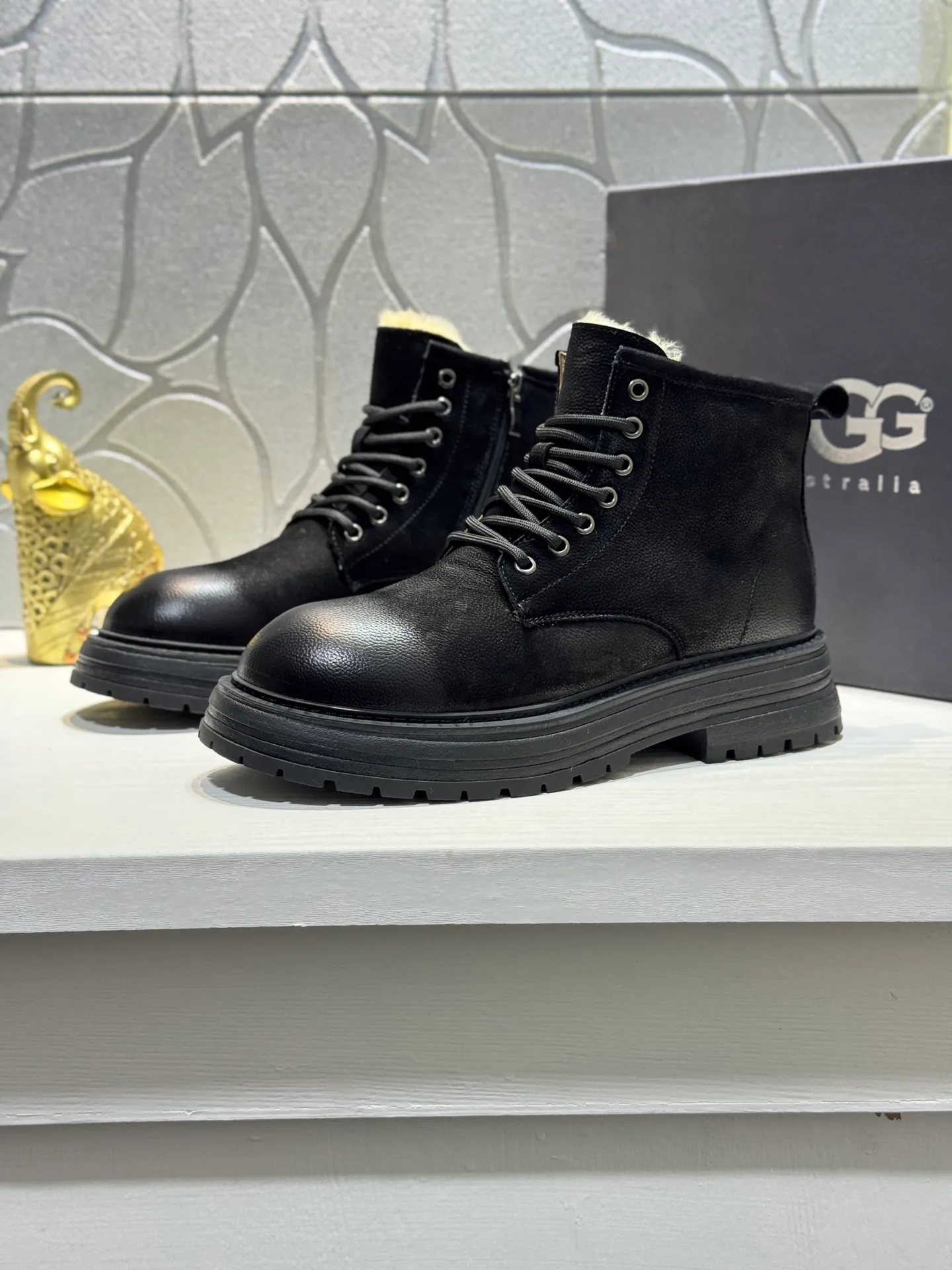Men's men's shoes 💰660 [New style] 🦥🦥UGG - high-end quality 🔥Australian imported wool 🔥Full fur original single entry and exit counter without pressure, let you feel no replacement 💏The upper is made of first-layer cowhide 'all original Australian wool' Strict men's boots thick wool can be distinguished by the naked eye 💓Real wool keeps warm and does not smell like feet, warms the whole winter ✨Carefully crafted for those who know the goods🔥Size: 38-44 (45 customized